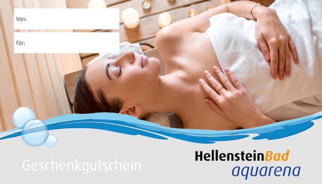Junge Frau liegt entspannt in der Sauna